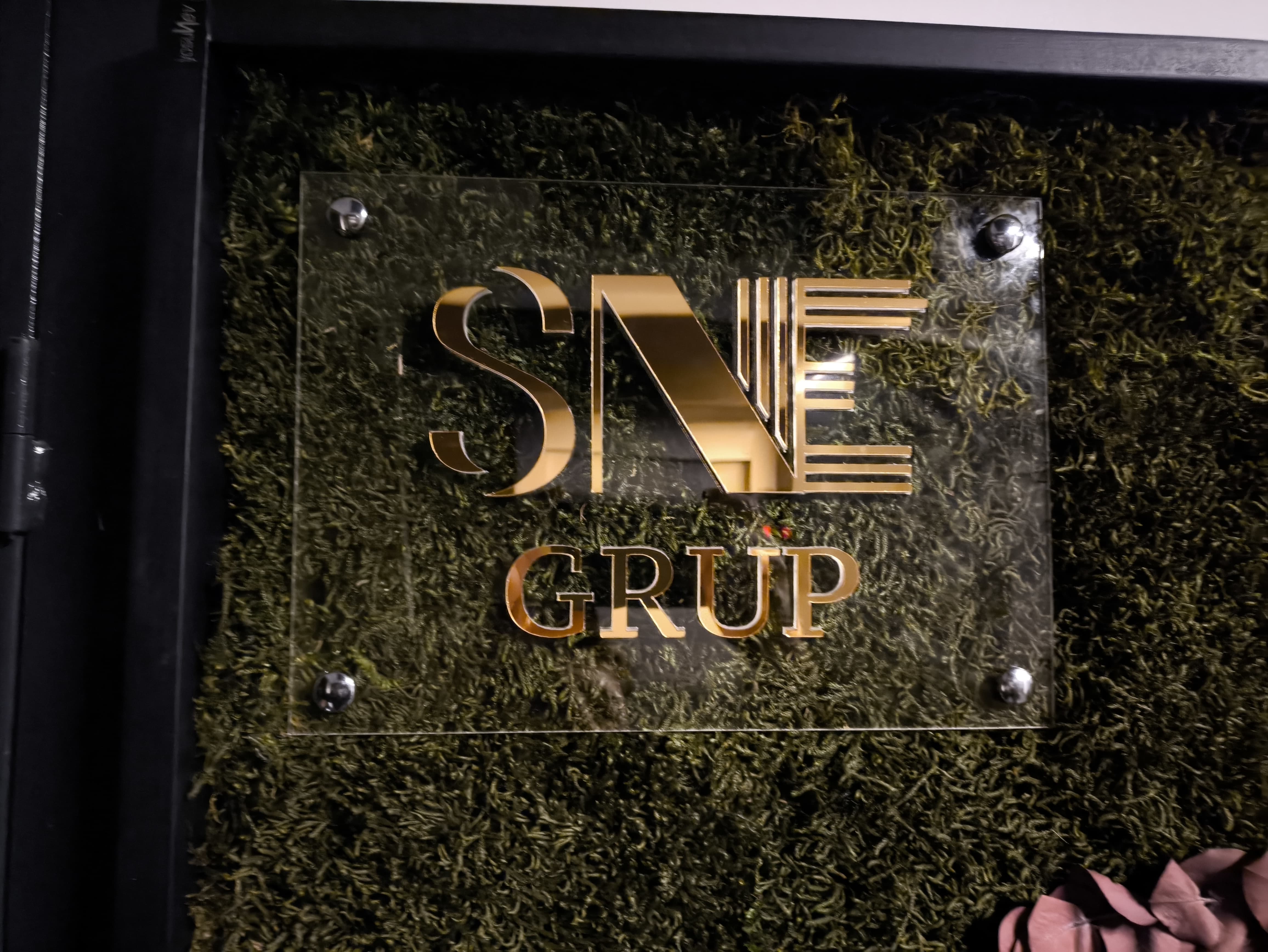 SNE GRUP Ofis Kapı İsimlikleri